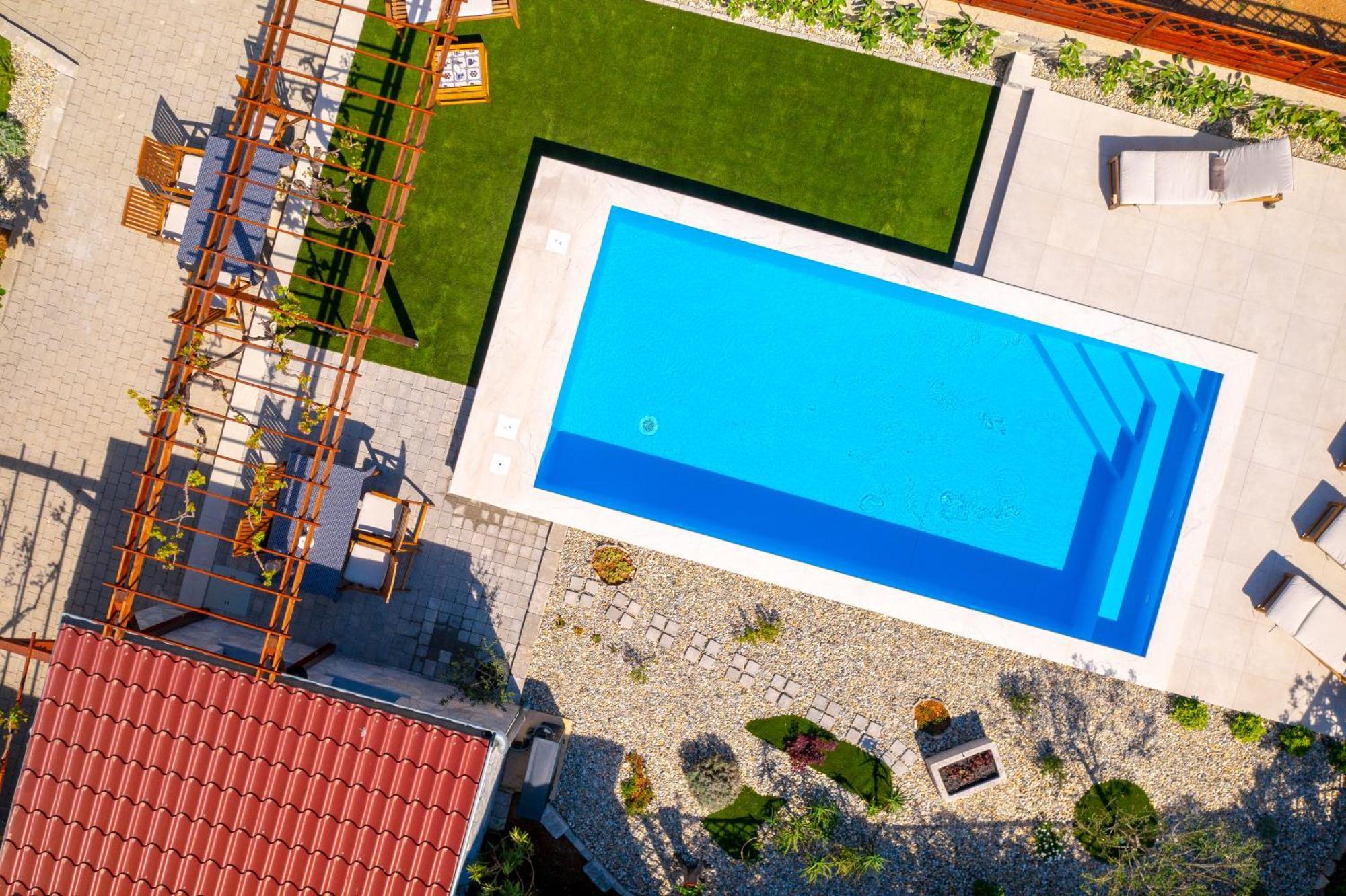 Home Away From Home With A Heated Pool Punat Exterior foto