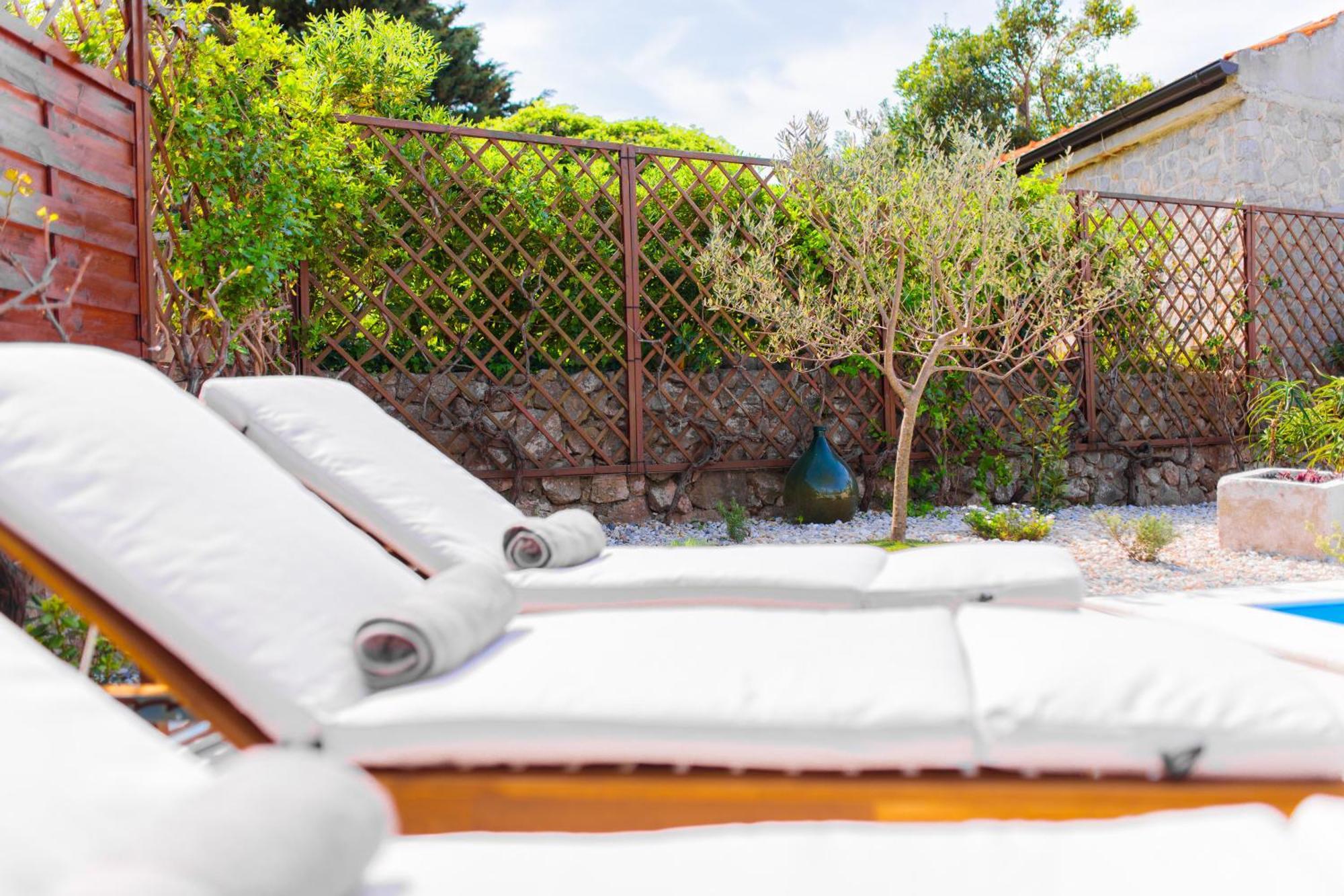 Home Away From Home With A Heated Pool Punat Exterior foto