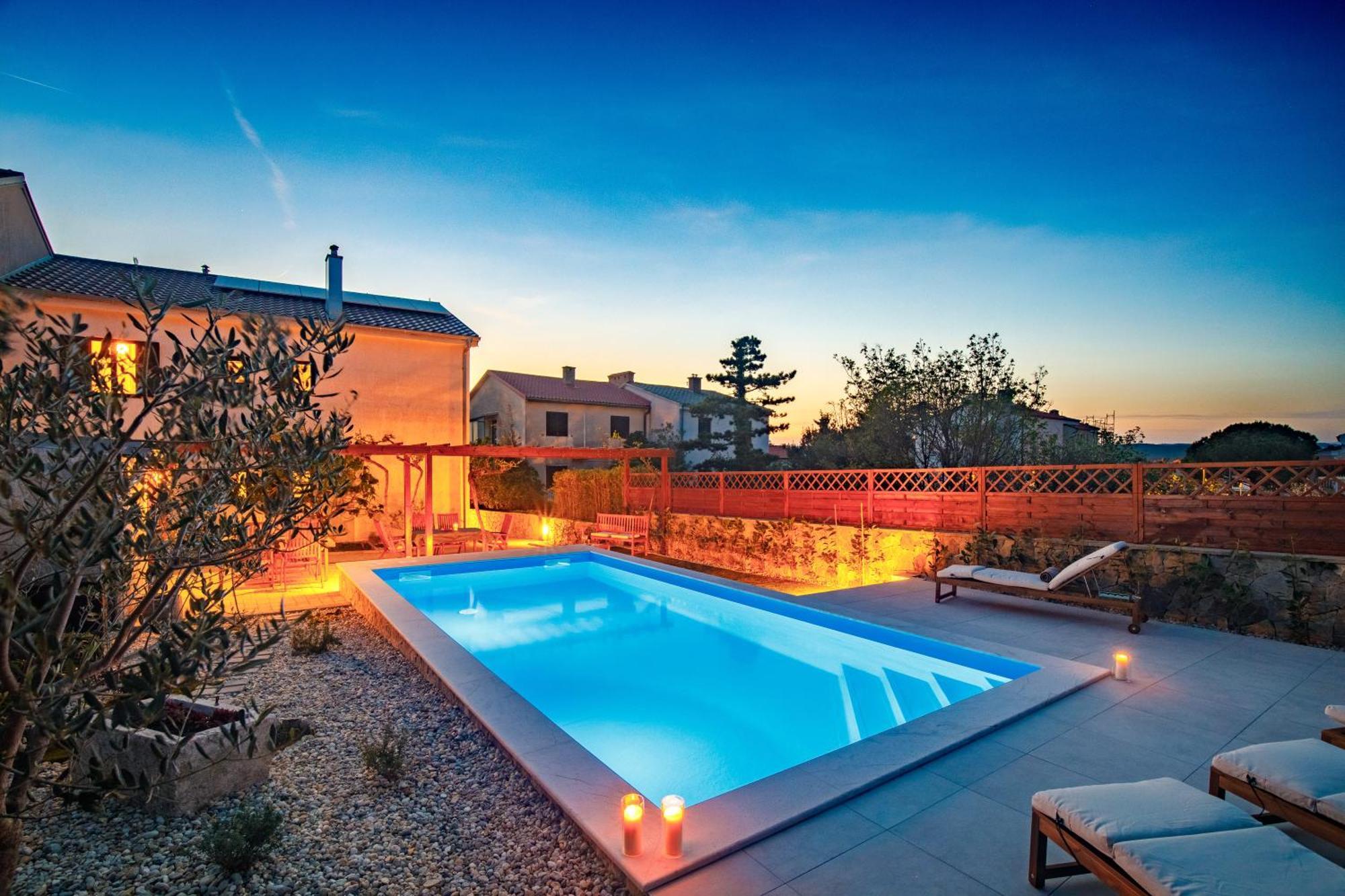 Home Away From Home With A Heated Pool Punat Exterior foto