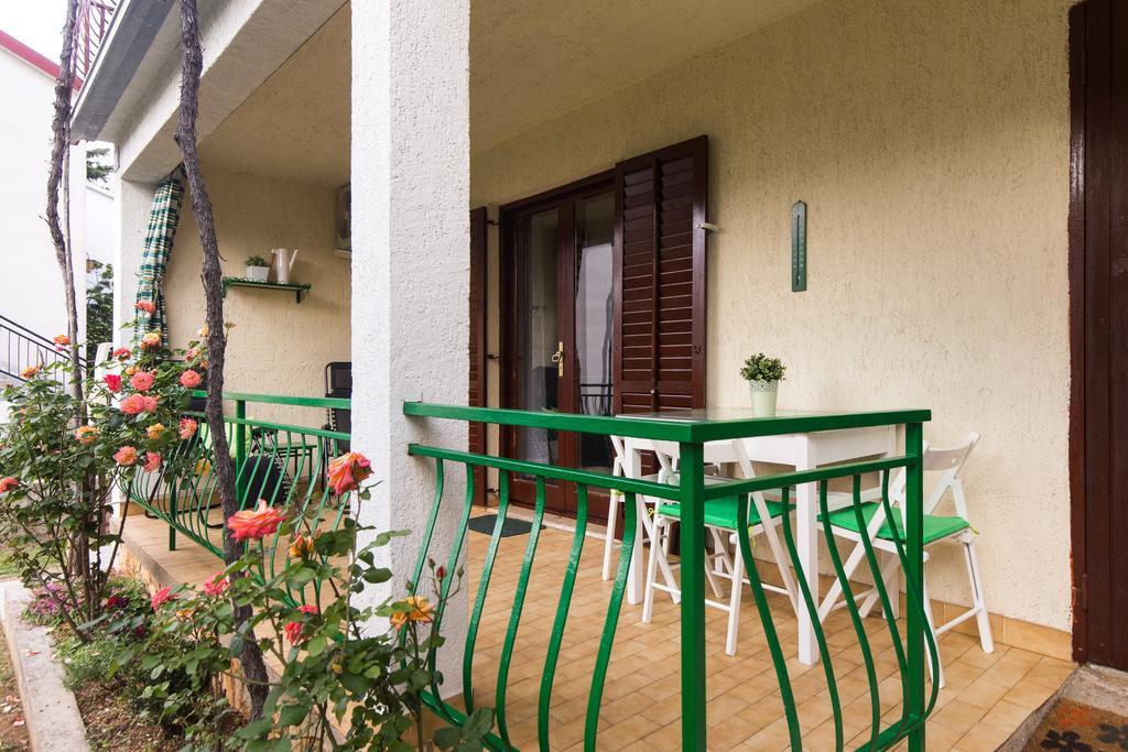 Home Away From Home With A Heated Pool Punat Exterior foto