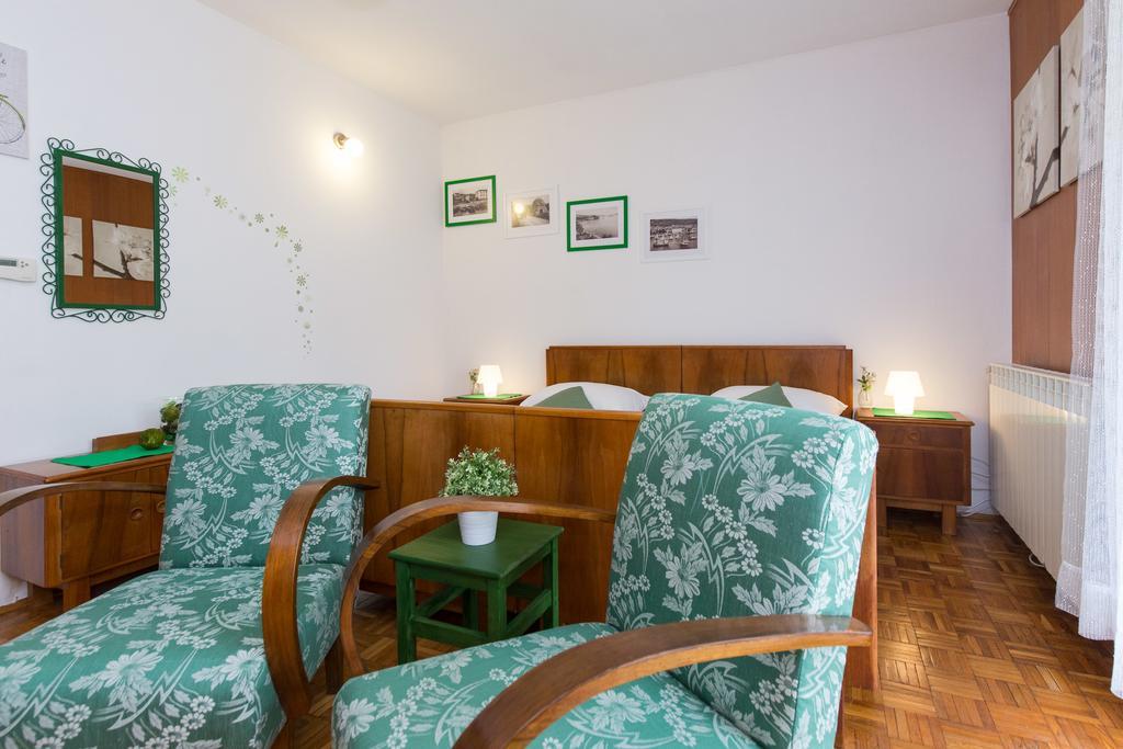 Home Away From Home With A Heated Pool Punat Exterior foto